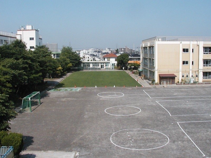 高砂小学校西側校庭緑化整備工事の遠景写真