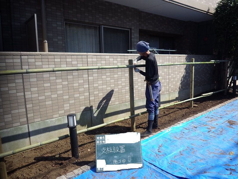 生垣取替工事2日目 新しい支柱を設置するまで 東京 葛飾区 都内近郊の造園 庭 植木 小林造園 生垣取替工事2日目 新しい支柱を設置するまで 東京 葛飾区 都内近郊の造園 庭 植木 小林造園