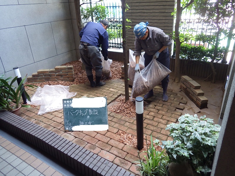 バークチップ敷き均し例 東京 葛飾区 都内近郊の造園 庭 植木 小林造園