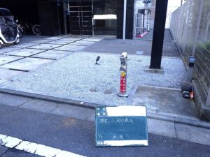 植込みを撤去して防草シートと砂利を敷設しました。